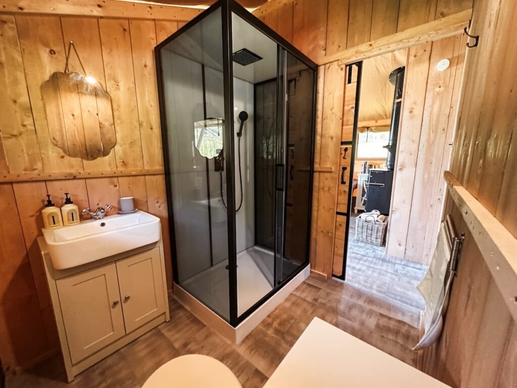 Shower room Lime Kiln Lodge, Hadspen Glamping